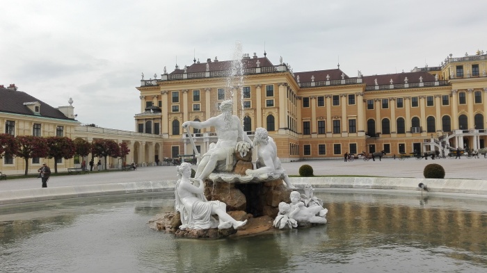 美泉宫广场塑像喷泉