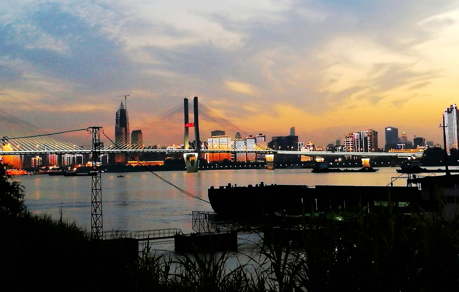 1天武昌江滩滨江玩法,一处闹市中的安静美景_武汉线路玩法_武汉旅游