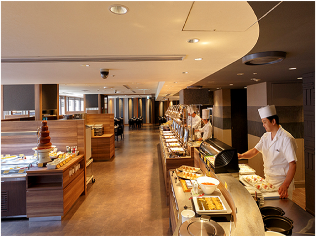 品尝高级自助餐厅,体验日本当地夜生活