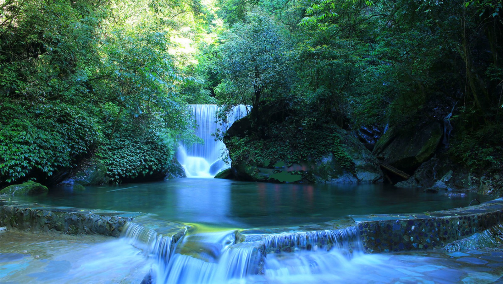 大家睡得比较好,早晨10点我们从梵净山东门出发,沿途路过亚木沟风景区