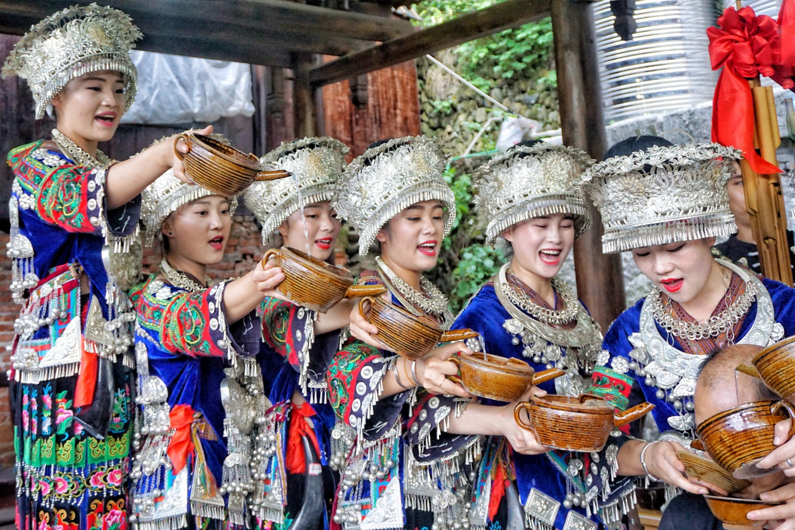 晚餐定在达嘎歌饭店,苗寨基本以长桌宴为主,主要菜品有酸汤鱼,刨猪汤
