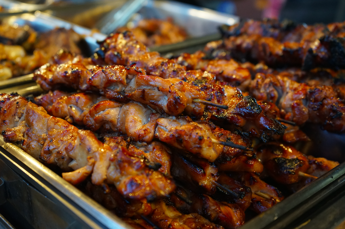 夜市中有一家排长队的烤串店,必须要买!必须要吃!