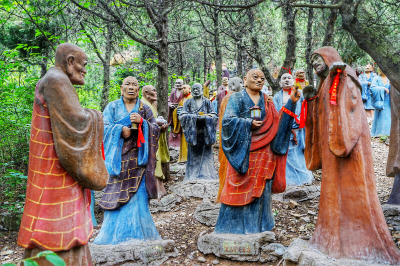 佛来峰顶的福山观音阁,看着并不高,而且这条路要穿过彩塑的五百罗汉阵