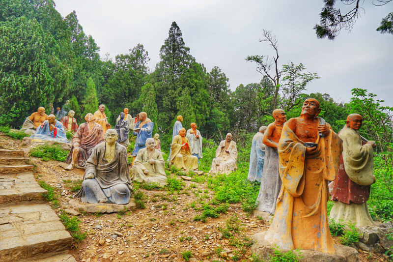 五百罗汉有的和蔼可亲,有的怒目而视,有的是长手想摘日,有的是赤脚要