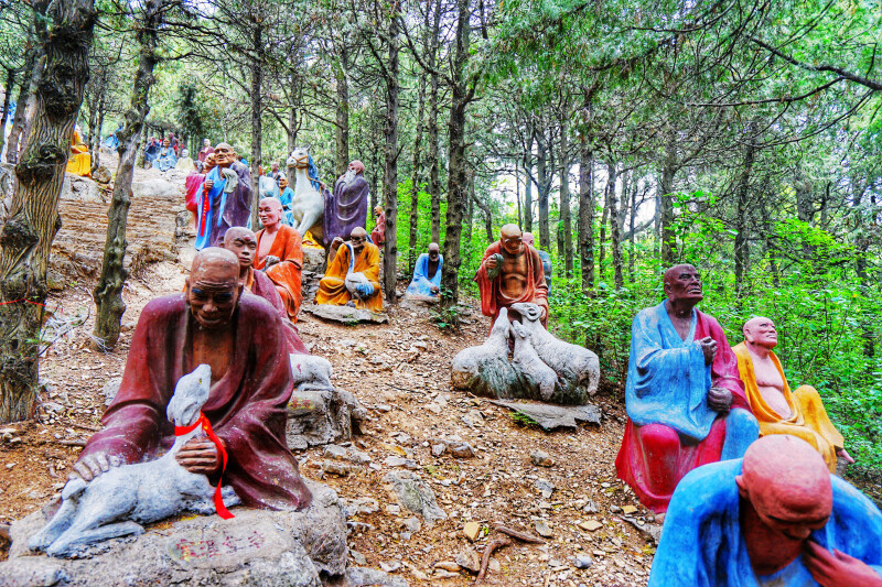 五百罗汉有的和蔼可亲,有的怒目而视,有的是长手想摘日,有的是赤脚要