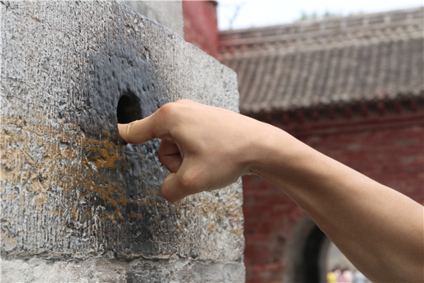 还有一个很有趣的洞,它的名字叫子孙窑,传说往右绕三圈是求男孩儿,往