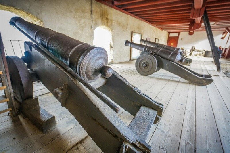 炮台的一门门大炮对着莱茵河,虽然未被攻击但也是要起到防御