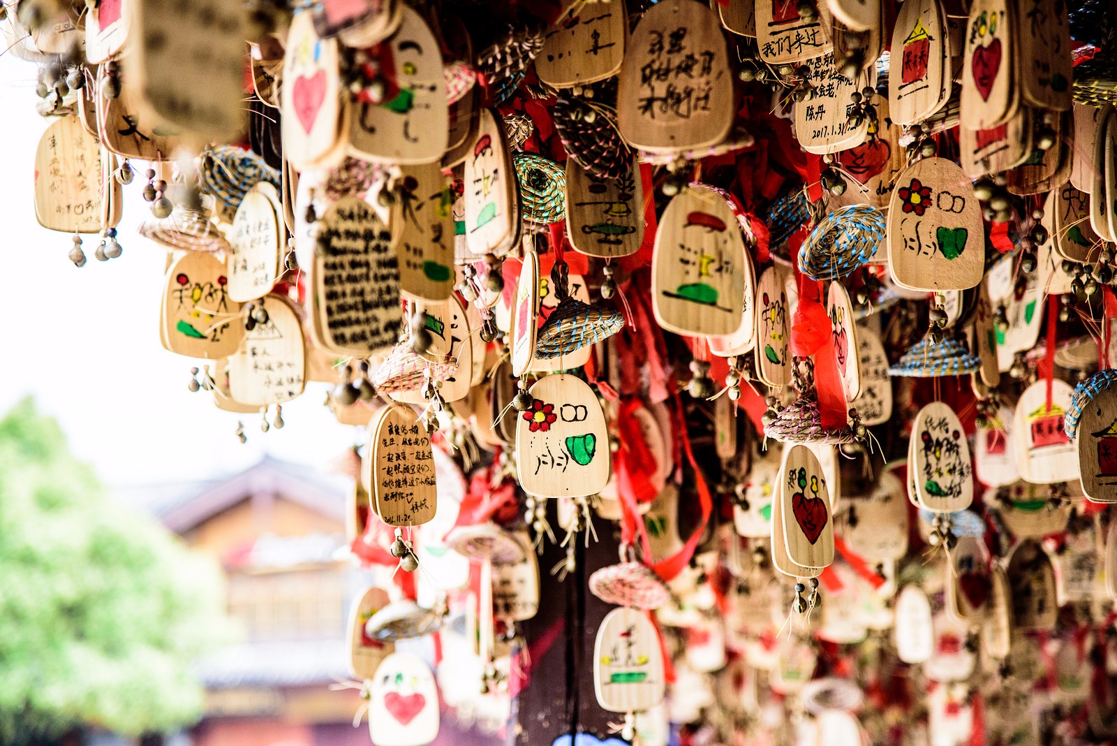 挂着满满风铃的长廊,这个风铃就叫东巴许愿风铃