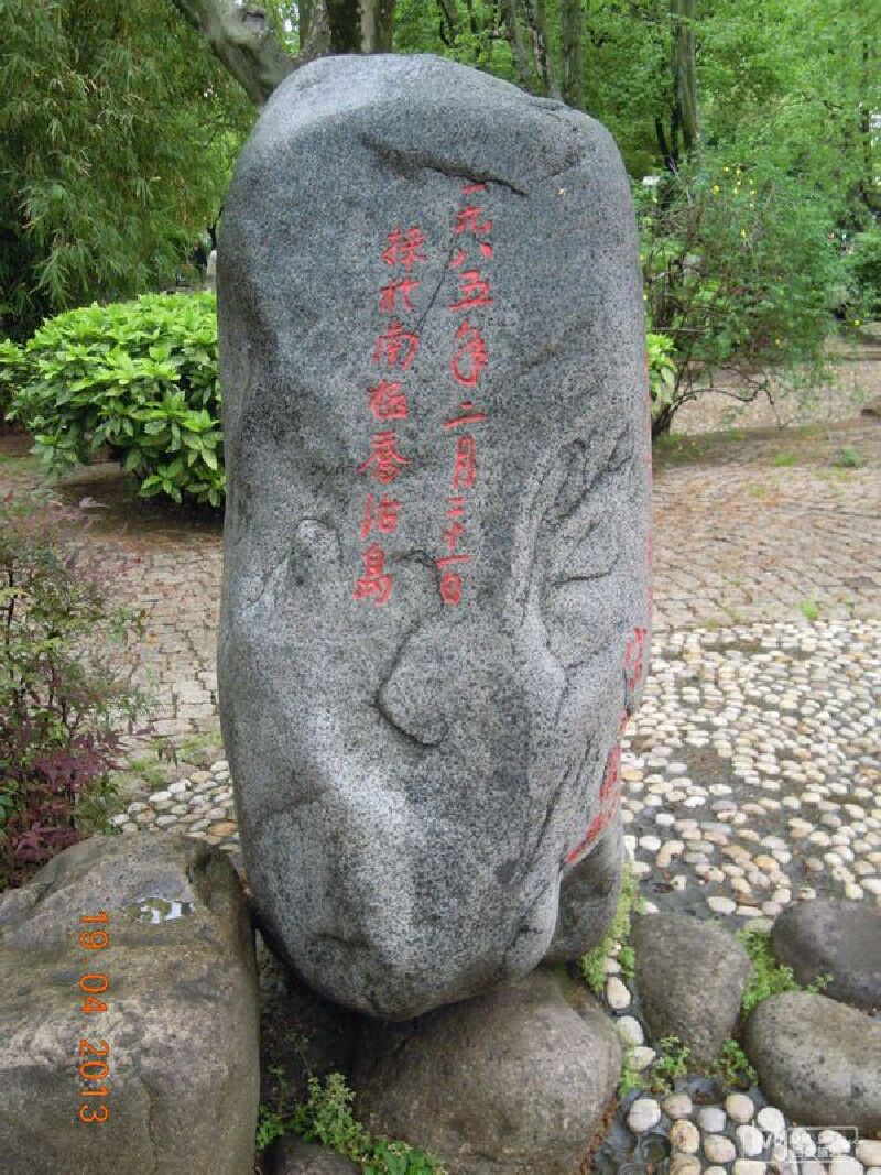 出了人民公园,我们来到了南京路步行街好八连的塑像好繁华啊,略胜