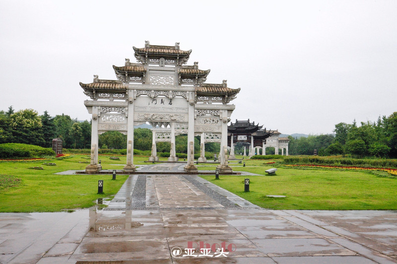 江南第一家(又稱鄭義門),主要景點有牌坊群