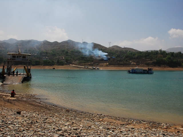 西至炳靈寺峽口,呈西南—東北走向,南接東鄉,臨夏縣,北連永靖縣,湖岸