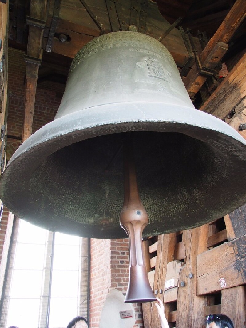 教堂内屋顶悬挂的三座大钟之一