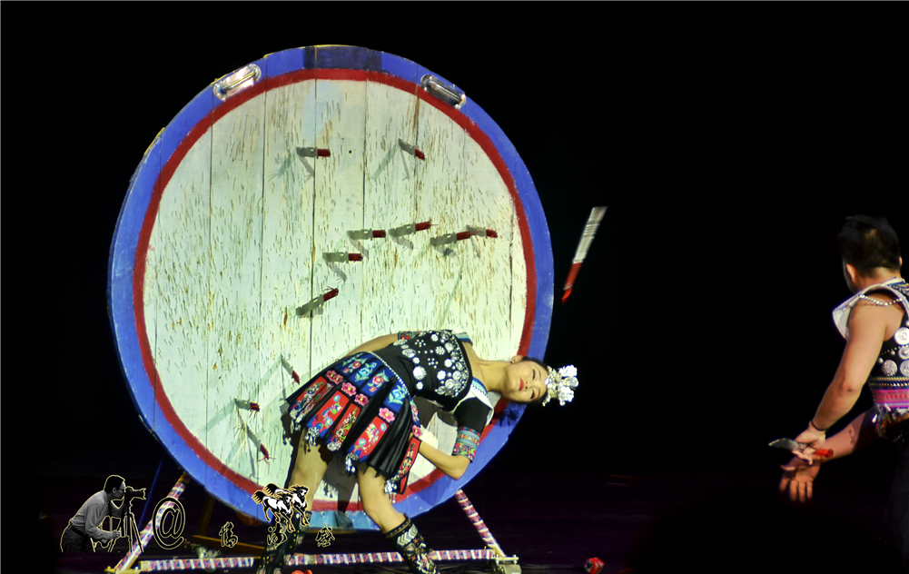 山歌唱起来,杂技秀出来,飞刀绝技惊心动魄.