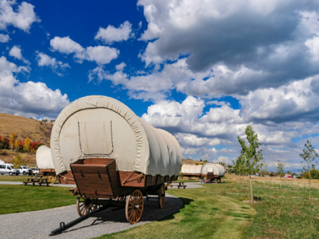 独家首次直升机飞跃黄石,可升级1晚特色大篷车露营体验