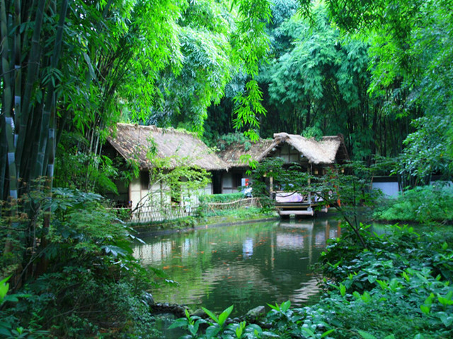 唐末詩人韋莊尋得草堂遺址,重結茅屋,使之得以保存,宋元明清歷代都有