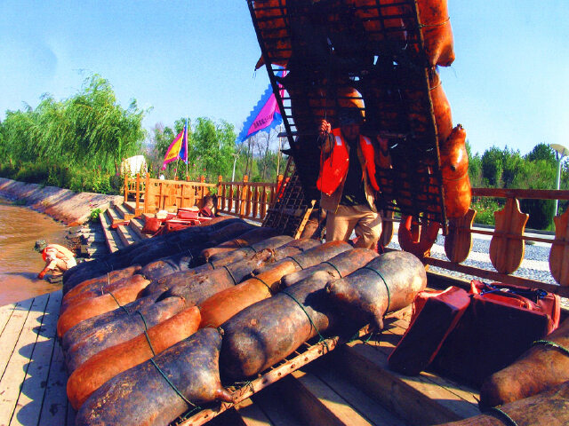 古老的交通工具-羊皮筏子