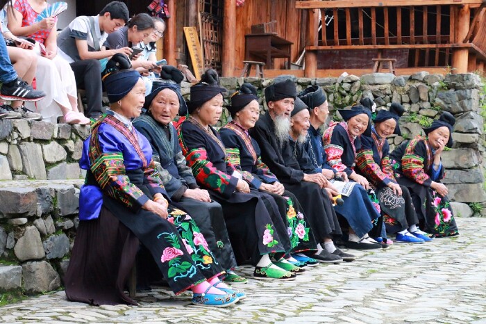 苗族谈笑风生的老人们.