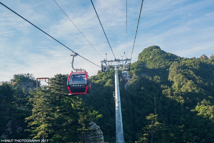 公司提供的单索循环式可脱开抱索器吊厢系统和最新的索道技术进行设计