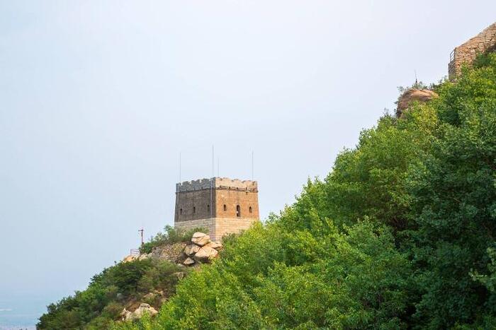 从青龙山脚下乘坐登山缆车到达青龙峡最高峰玉皇台,此缆车全长800米