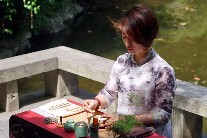 几位身着古装的女子,专心的焚香,抚琴,泡茶……在惠山,这古老的茶文化