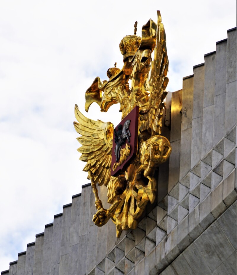 俄罗斯双头鹰国徽  高高地挂在正上方