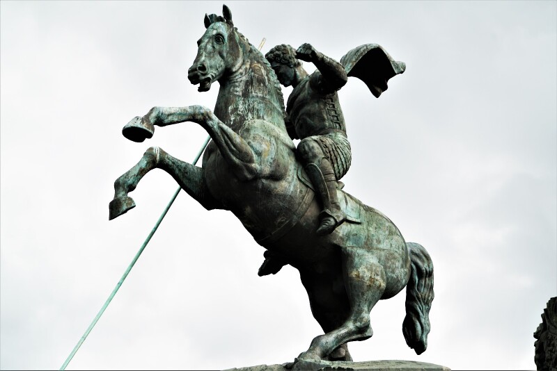 碑体下部是俄罗斯勇士格奥尔基持长矛英勇刺杀毒蛇的雕像三棱形的碑身