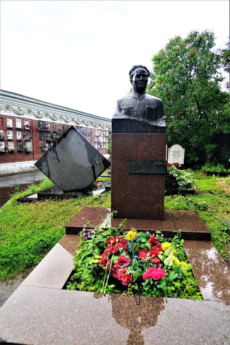 王明墓  身穿中山装,两眼直视前方