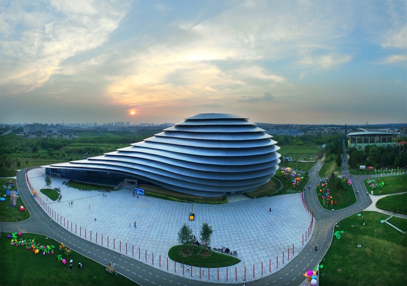 长影世纪城从华夏翱翔开始,这是一栋建筑的名字,也是景点的名字.