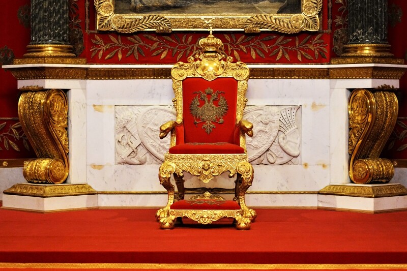 御座背后的画为彼得大帝和古罗马智慧女神