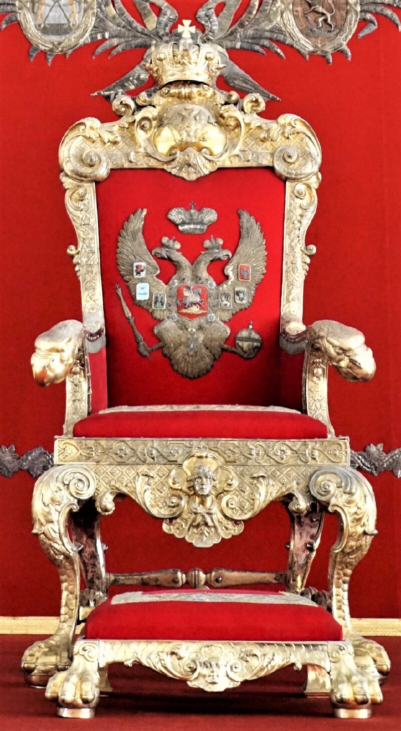 俄罗斯的象征:双头鹰,下面是沙皇的宝座
