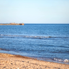 蔚蓝色大海的海浪拍打着沙滩_3918
