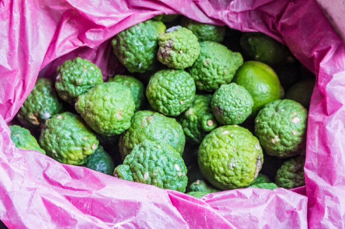 的水果是当地的青柠,虽然很丑,但是切开后味道很亲新,越丑的柠檬,味道