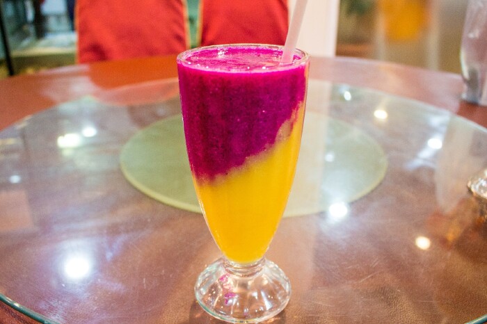 火龙果与芒果混合果汁,酸甜度适中,让人欲罢不能.