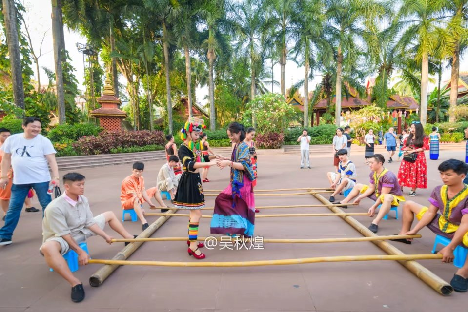 吃自助餐,然后逛逛,里面很多漂亮少数民族姑娘 和他们一起跳竹竿舞蹈
