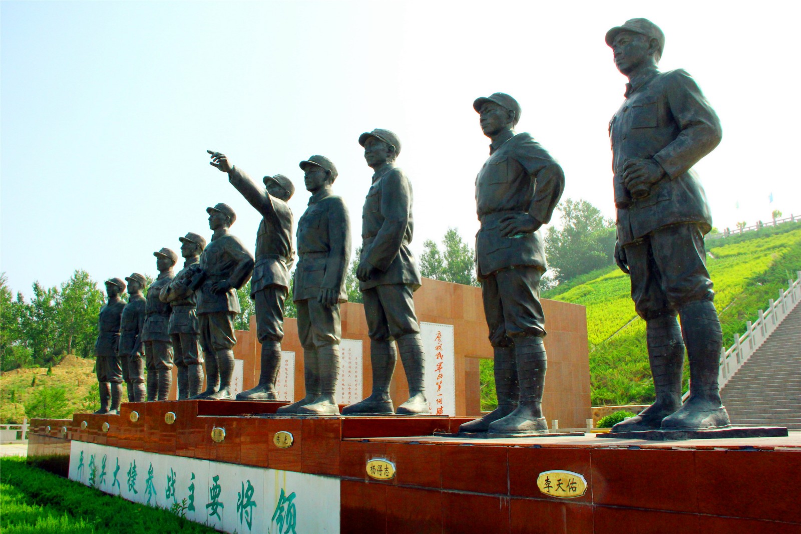 平型关大捷纪念馆前参加平型关战役的十位主要将领群雕像.