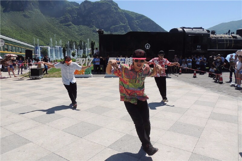 喀麦隆舞团的祖鲁舞,热情奔放.