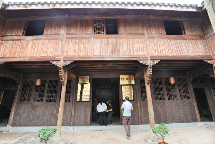 从正门进入,故居坐北朝南,呈长方形,为一进五开间堂楼加左右楼梯间