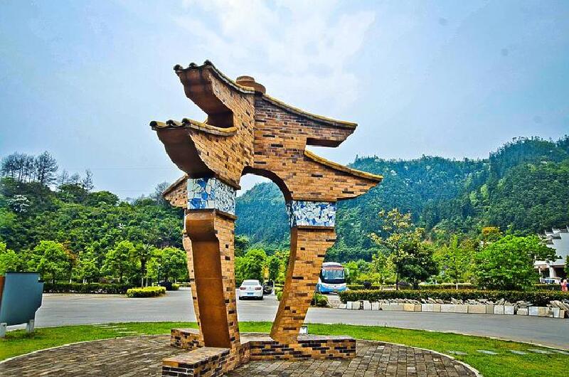 旧址等众多人文景观,主要景点有明清商业街,程氏宗祠,狮冈胜览,宏毅祠