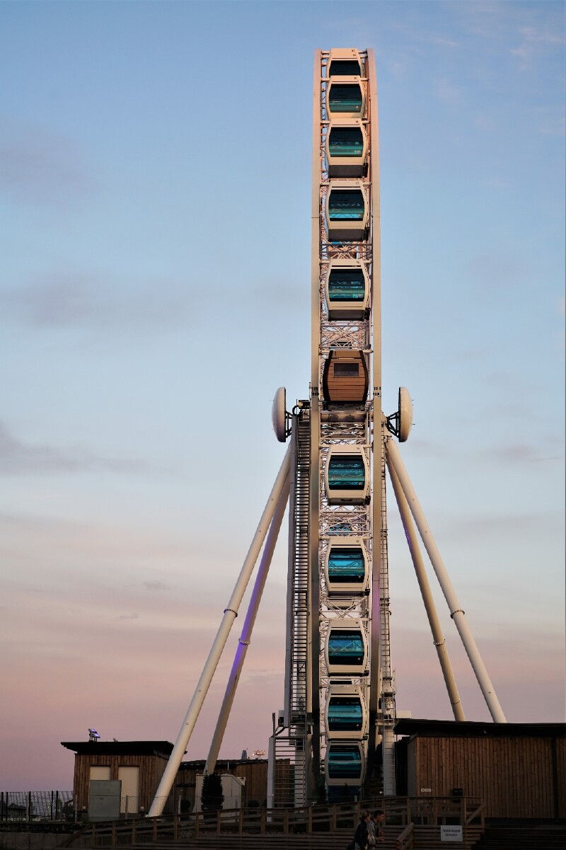 位于赫尔辛基市中心卡塔亚诺卡港口上的芬兰航空skywheel摩天轮