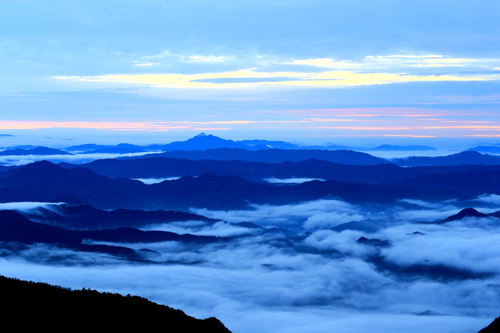 16年曾数次前往薄刀峰,有幸见到了秀美壮丽的云海.