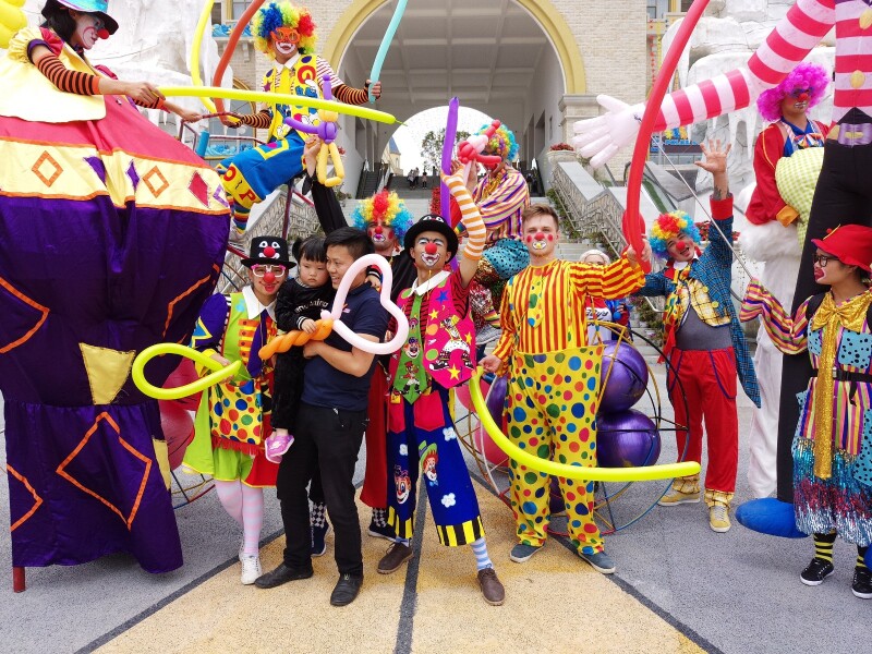 这里有各种各样的小丑陪你玩石林冰雪海洋世界举办首届国际小丑狂欢节