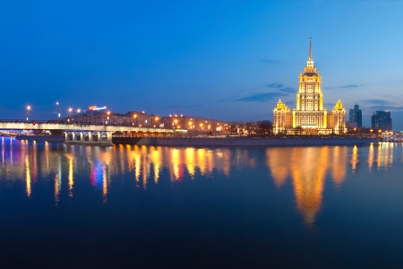 [清明]<俄罗斯-莫斯科+圣彼得堡双首都8日游>南京直飞，圣进莫出不走回头路，夏宫花园，双庄园，红场，保证拼房