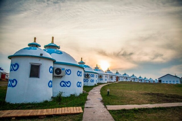 黑山头蒙古包和满洲里的距离不过几公里,早饭还