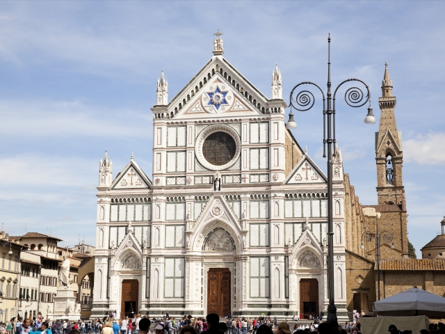 【圣十字教堂】圣十字广场是佛罗伦萨的一个广场,圣十字大殿是广场上