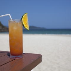 玻璃杯、饮料、木桌子、海滩、晴天_16683