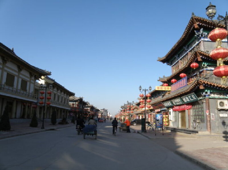 仿古街道应县木塔前有一条仿古街道-辽代文化城,街道尽头便能见木塔