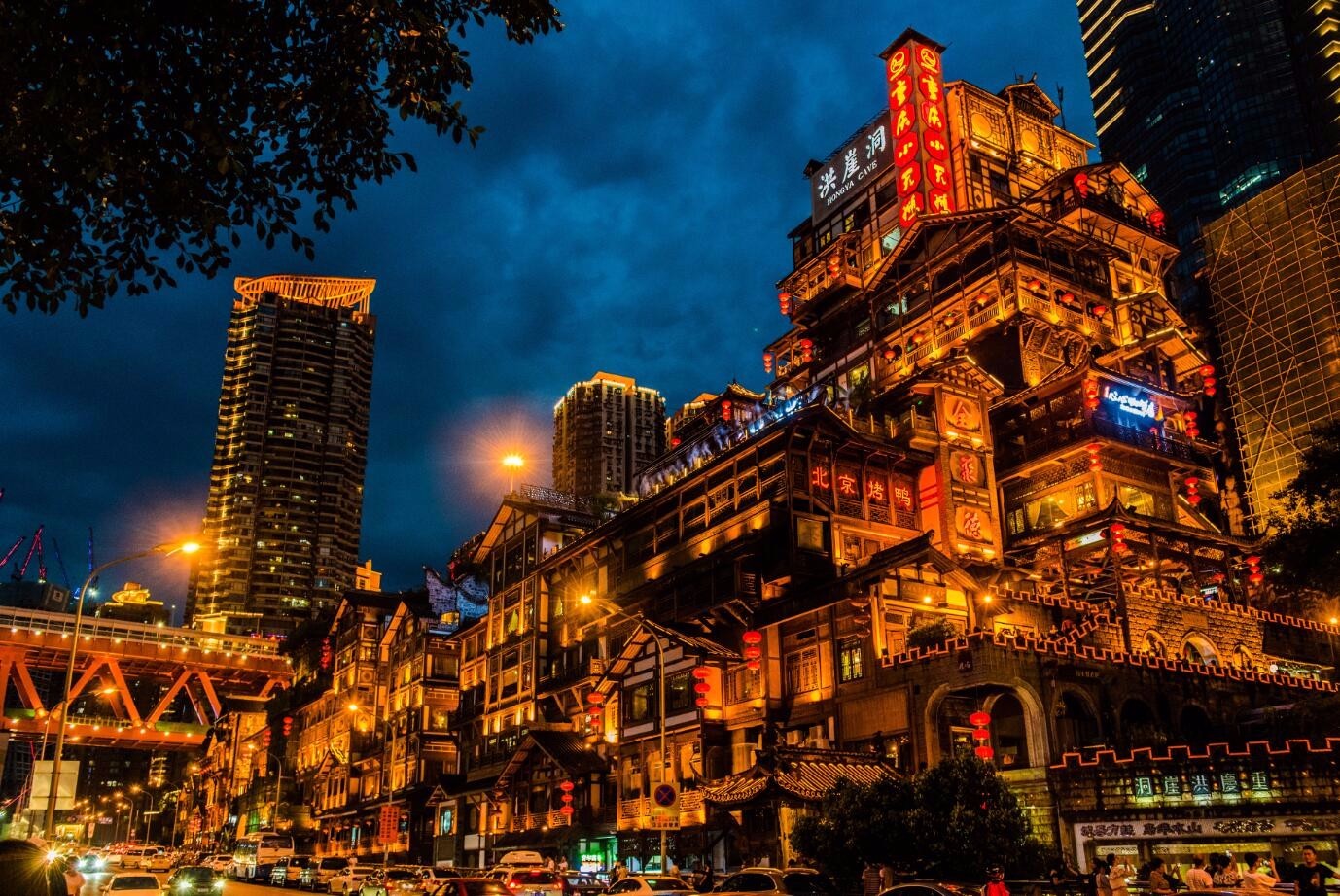 看一看千与千寻般的洪崖洞