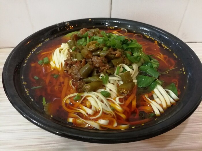 店里的面条种类有好几十种,但个人认为特色牛筋面和尖椒牛肉面最赞
