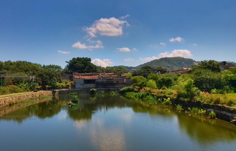 桥以一券顶拱桥与一平板桥组成,系仿北宋故都开封的潘杨二湖和州桥的