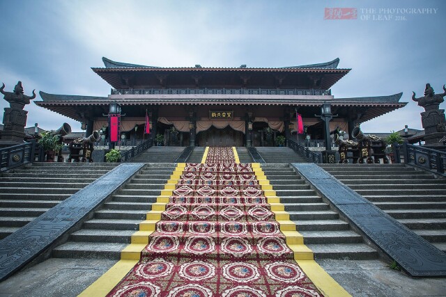 桃园行宫位于象山影视城的春秋战国城内,由城墙,城门,前庭,后庭,大殿